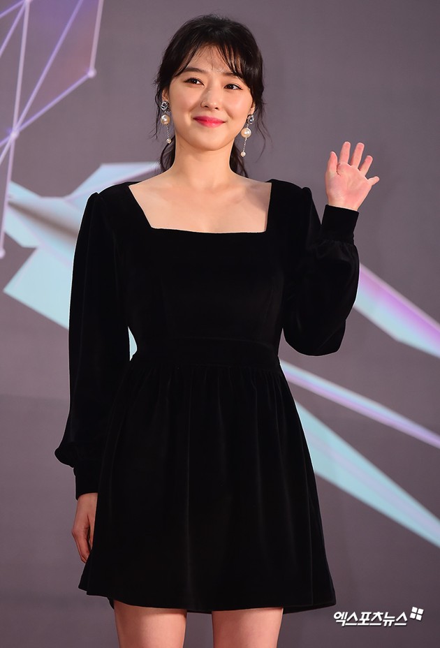Gambar Foto Jo Woo Ri diutus menjadi pembaca nominasi pemenang di Music Awards 2018.