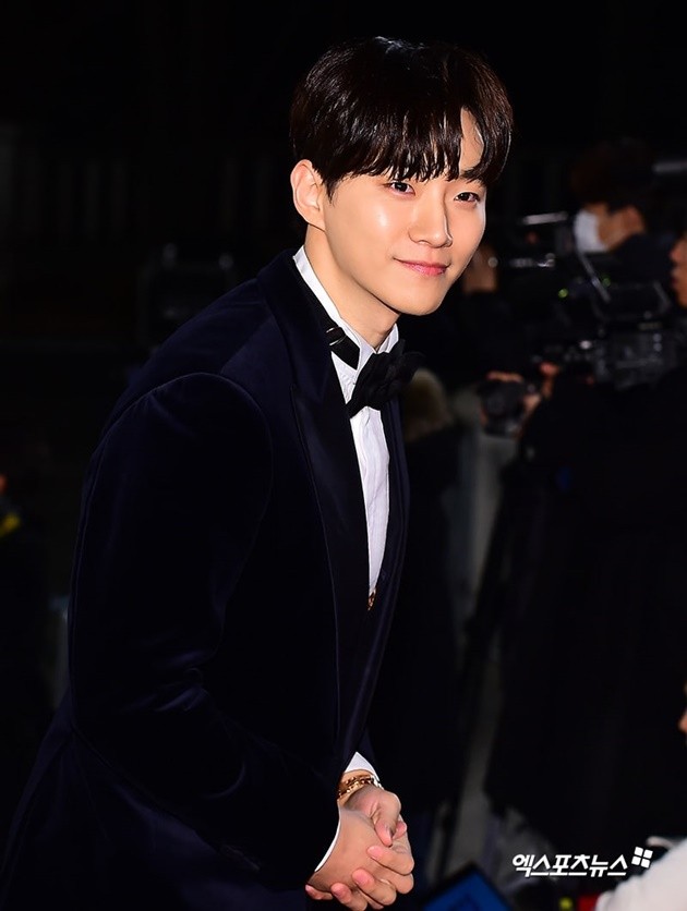 Gambar Foto Penampilan Junho 2PM di ajang penghargaan Blue Dragon Film Awards 2018.
