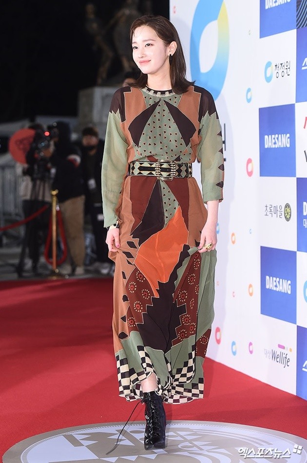 Gambar Foto Penampilan Jeon Jong Seo di ajang penghargaan Blue Dragon Film Awards 2018.
