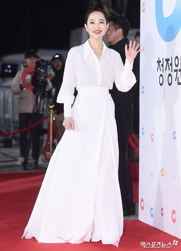 Gambar Foto Penampilan Park Bo Young di ajang penghargaan Blue Dragon Film Awards 2018.