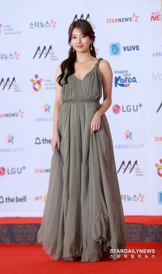 Gambar Foto Suzy tampil mempesona dengan gaun warna khaki di Asia Artist Awards 2018.