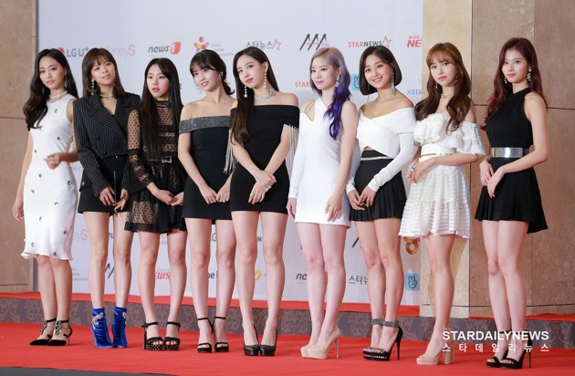 Gambar Foto Twice tampil cantik dengan kostum dominasi hitam putih di Asia Artist Awards 2018.