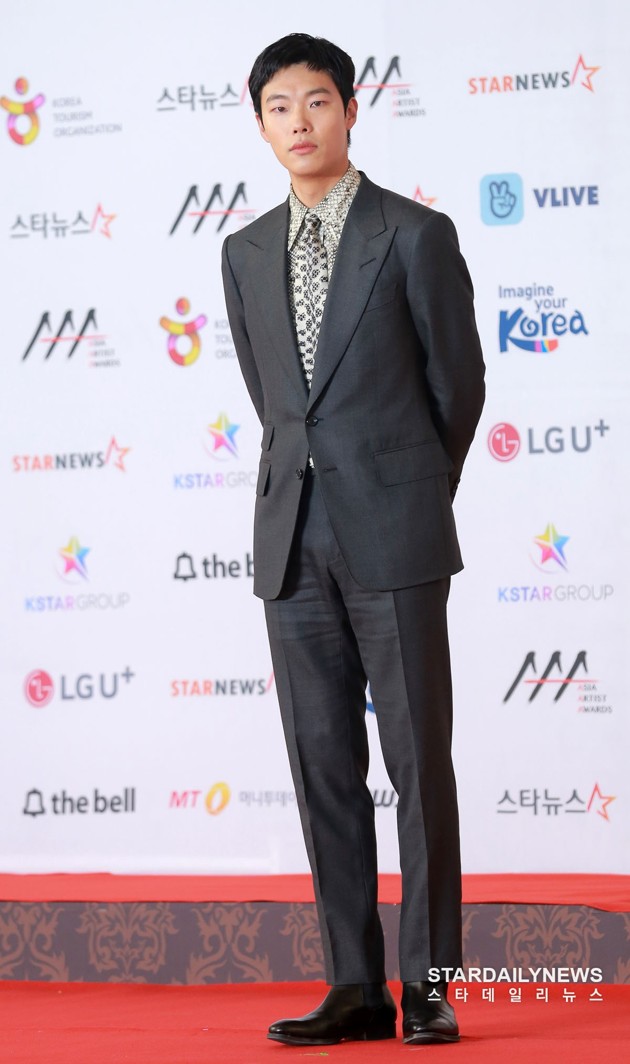 Gambar Foto Ryu Jun Yeol tampil gagah dengan setelan abu-abu di Asia Artist Awards 2018.