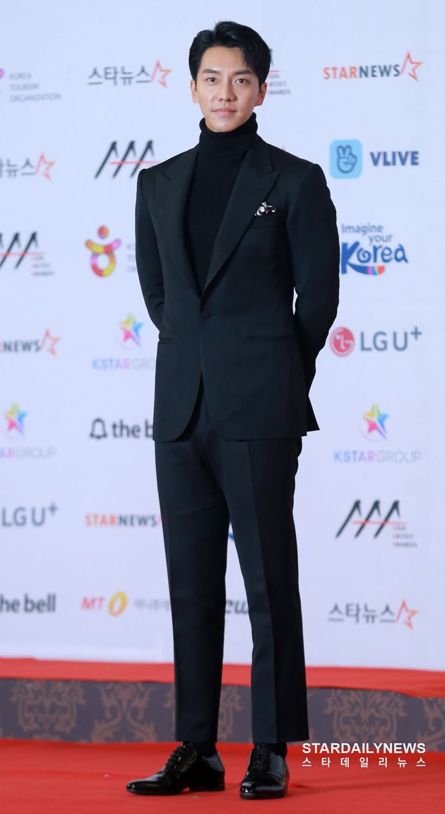 Gambar Foto Lee Seung Gi tampil ganteng di Asia Artist Awards 2018.