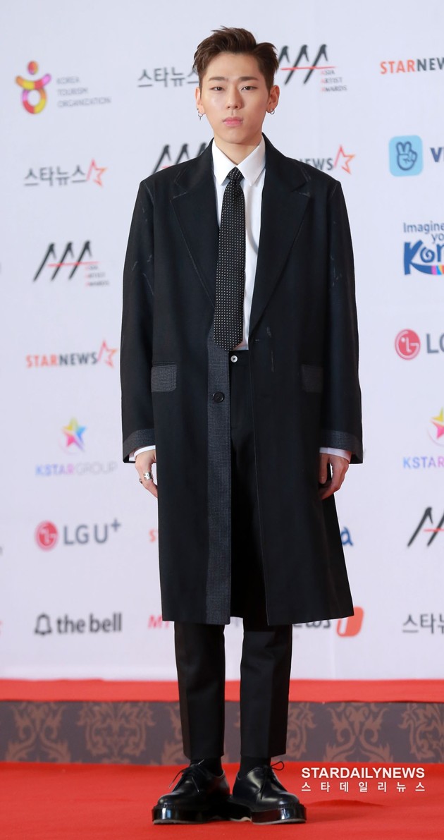 Gambar Foto Zico terlihat ganteng memakai setelan berdasi di Asia Artist Awards 2018.