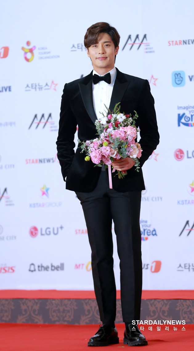Gambar Foto Sung Hoon datang memegang buket bunga di Asia Artist Awards 2018.