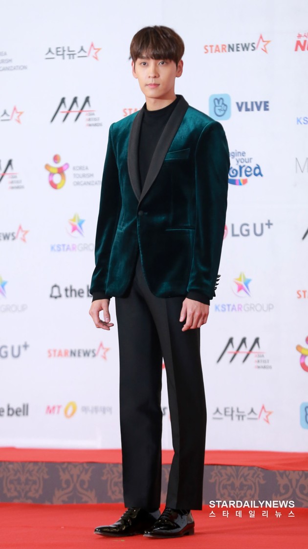 Gambar Foto Choi Tae Joon terlihat ganteng dengan kostum nuansa hijau di Asia Artist Awards 2018.