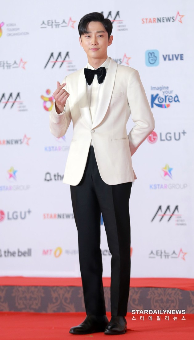 Gambar Foto Jinyoung tampak ganteng dengan setelan formal putih di Asia Artist Awards 2018.