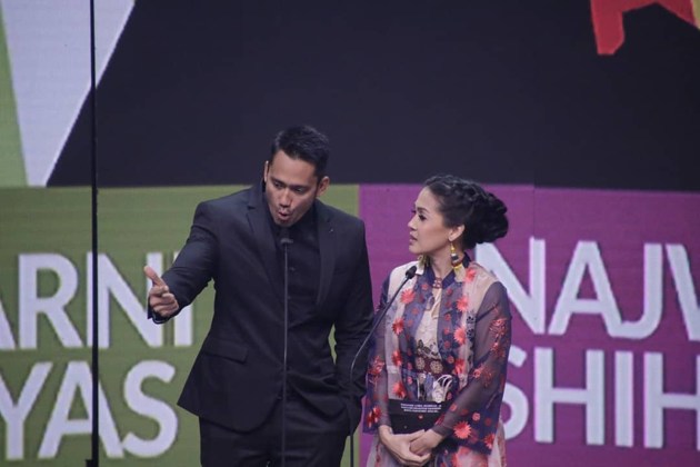 Gambar Foto Tora Sudiro dan Mieke Amalia Membacakan Nominasi 'Presenter Talkshow Berita Terfavorit' di Panggung Panasonic Gobel Awards 2018