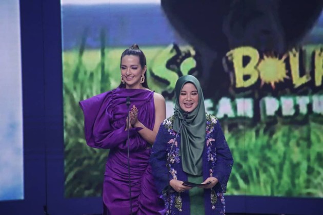 Gambar Foto Nia Ramadhani dan Chacha Frederica Membacakan Nominasi 'Program Anak Terfavorit' di Panasonic Gobel Awards 2018