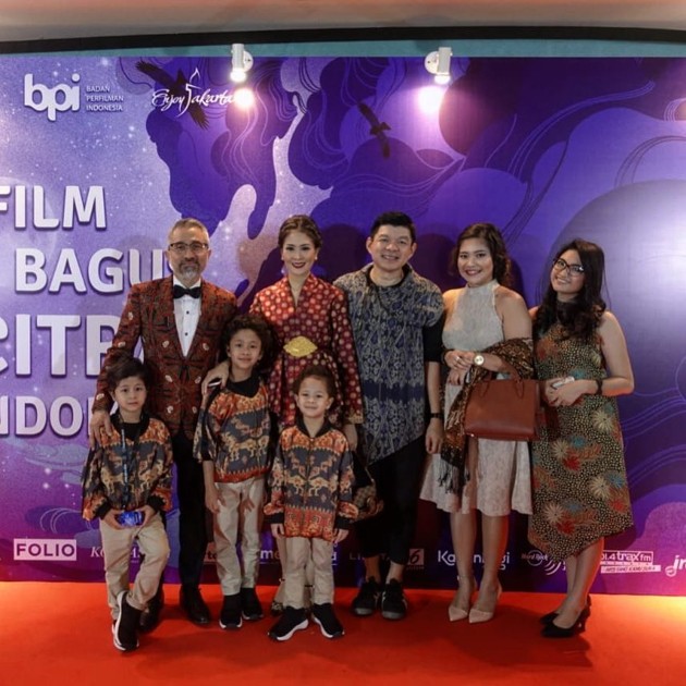Gambar Foto Lukman Sardi Ketua Panitia Festival Film Indonesia 2018 Bersama Keluarga di Piala Citra 2018