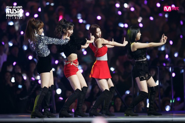 Gambar Foto Nayeon, Momo, Sana dan Mina Twice Nyanyikan Lagu 'Bad Girl, Good Girl' Milik miss A
