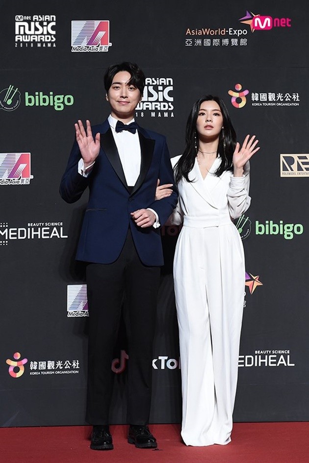 Gambar Foto Lee Joon Hyuk dan Lee Sun Bin hadir di red carpet MAMA 2018 Hong Kong.
