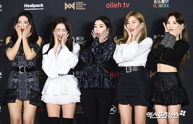 Gambar Foto Red Velvet hadir dengan kostum hitam putih dan berpose imut di KPMA 2018.