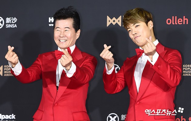 Gambar Foto Tae Jin Ah dan Kangnam tampil beda dengan setelan merah di KPMA 2018.