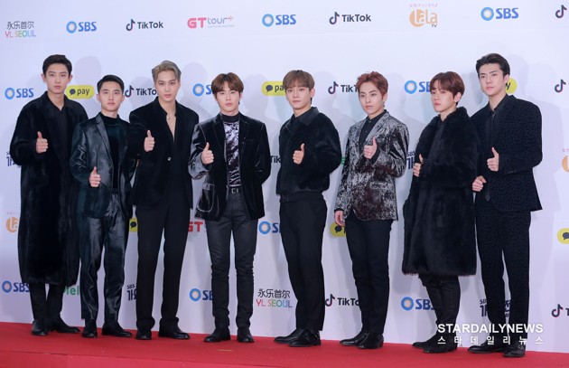 Gambar Foto EXO di Red Carpet SBS Gayo Daejun 2018