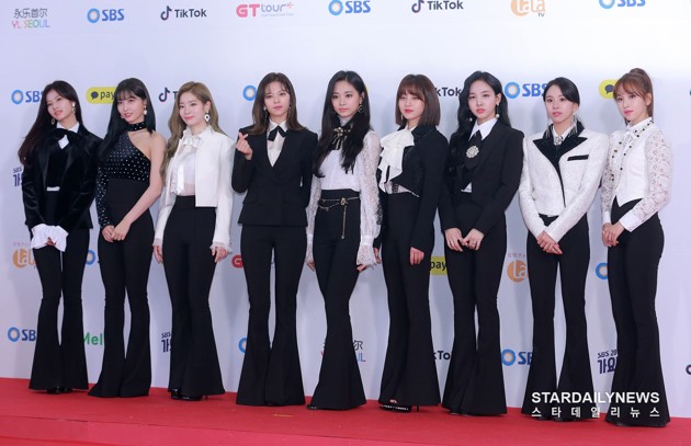 Gambar Foto Twice di Red Carpet SBS Gayo Daejun 2018