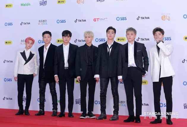 Gambar Foto iKON di Red Carpet SBS Gayo Daejun 2018