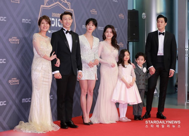 Gambar Foto Pemeran Drama 'Terius Behind Me' di Red Carpet MBC Drama Awards 2018