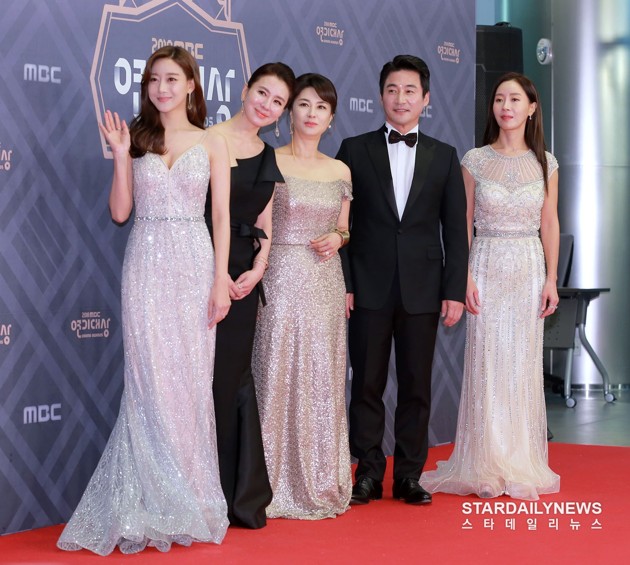 Gambar Foto Tim Drama 'Secrets and Lies' di Red Carpet MBC Drama Awards 2018