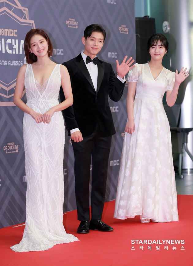 Gambar Foto Jaekyung, Ha Jun dan Shin Eun Soo Wakili Drama 'Bad Papa' di Red Carpet MBC Drama Awards 2018