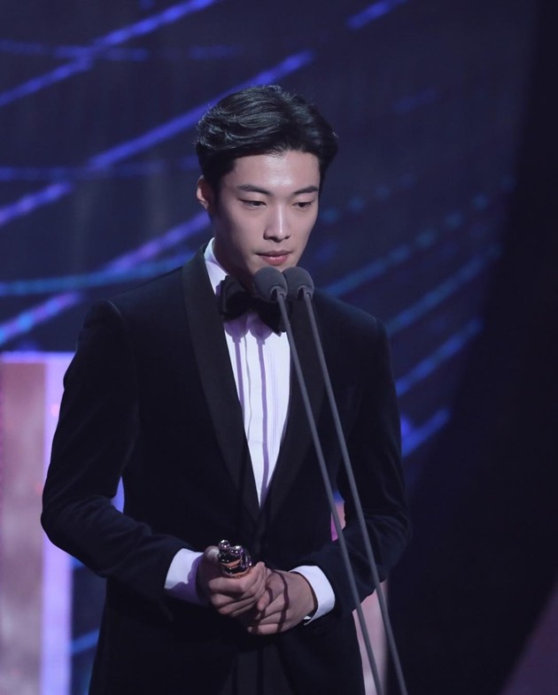 Gambar Foto Woo Do Hwan Raih Piala Excellence Award for an Actor in a Monday-Tuesday Drama