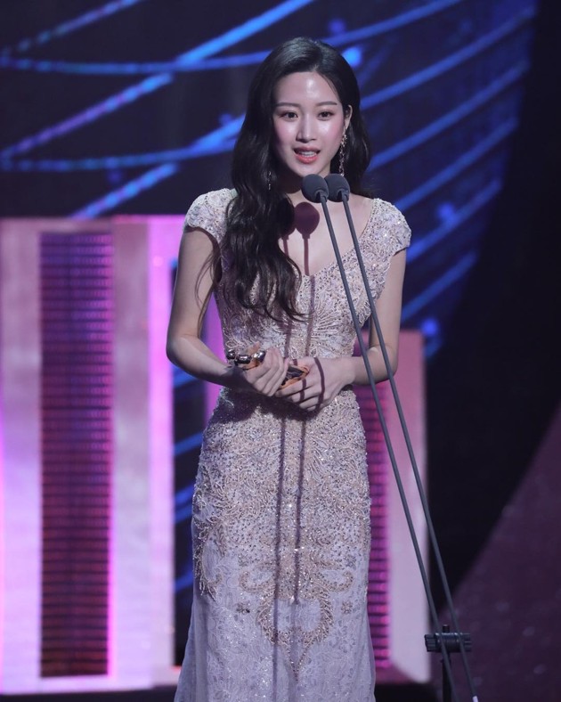 Gambar Foto Moon Ga Young Raih Piala Excellence Award for an Actress in a Monday-Tuesday Drama