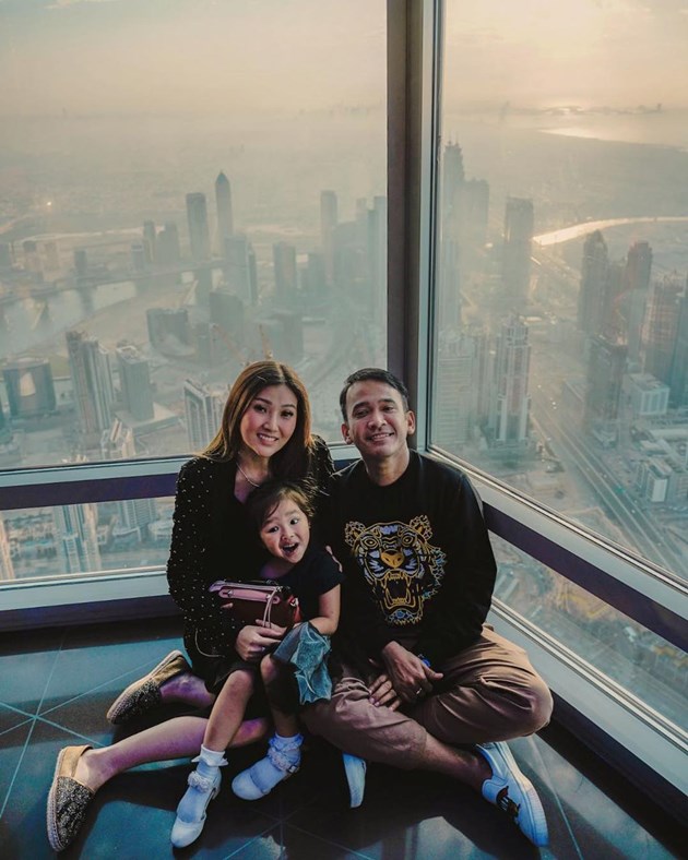 Gambar Foto Potret Ruben Onsu Bersama Sarwendah dan Thalia di dalam Burj Khalifa