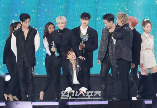 Gambar Foto iKON berhasil meraih piala Bonsang dan Daesang di Golden Disc Awards 2019 divisi digital.