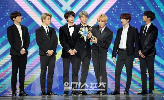 Gambar Foto BTS sukses mendapat 2 piala kategori 2019 Global V Live Top 10 Best Artist dan Bonsang di Golden Disc Awards 2019 divisi digital.