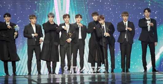 Gambar Foto Wanna One berhasil meraih Best Boy Group di Golden Disc Awards 2019 divisi digital.