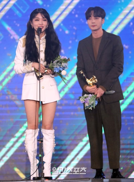Gambar Foto Kim Chung Ha dan Roy Kim membawa pulang piala Bonsang di Golden Disc Awards 2019 divisi digital.
