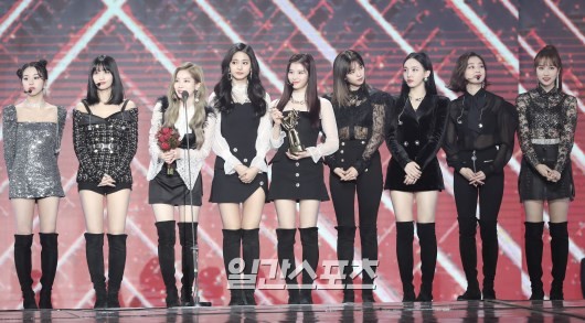 Gambar Foto Twice meraih piala Bonsang di Golden Disc Awards 2019 divisi album fisik.