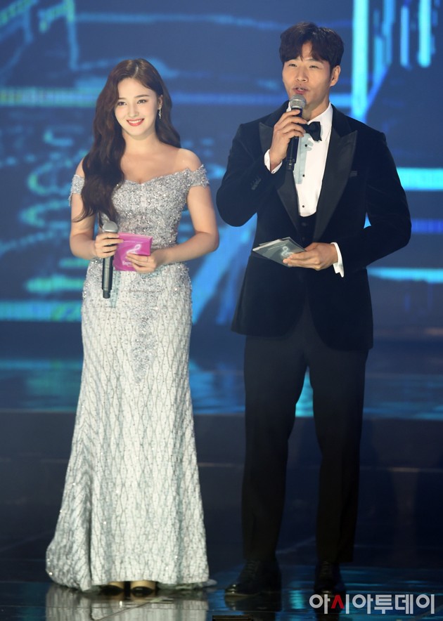 Gambar Foto Nancy Momoland dan Kim Jong Kook Jadi MC Gaon Chart Music Awards 2019