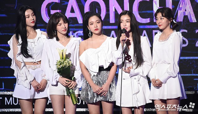 Gambar Foto Red Velvet Raih Piala Artist of the Year Bulan Agustus
