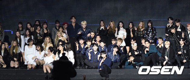 Gambar Foto Seluruh Artist yang Hadir di Gaon Chart Music Awards 2019 Berfoto Bersama