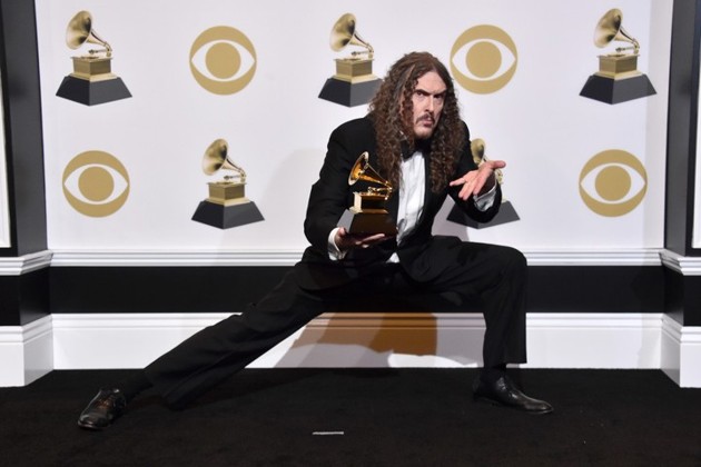 Gambar Foto Weird Al Yankovic Raih Piala Best Boxed or Special Limited Edition Package