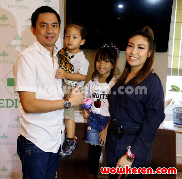 Gambar Foto Konferensi Pers Kelahiran Anak Ketiga Regi Datau dan Ayu Dewi