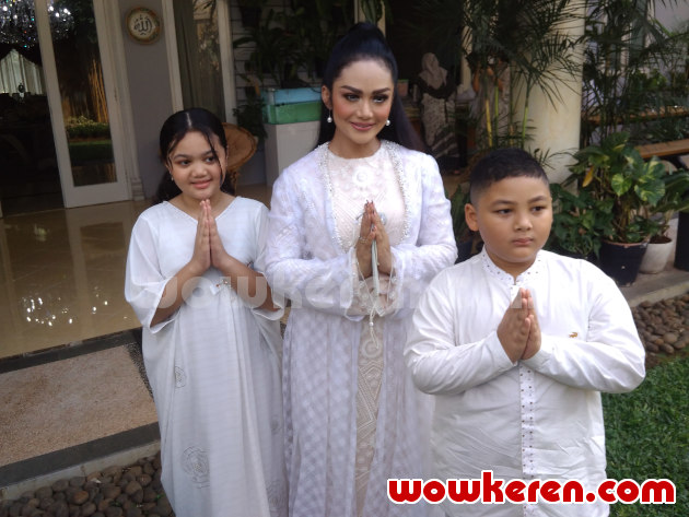 Gambar Foto Krisdayanti rayakan Hari Raya Idul Fitri bersama Amora Lemos dan Kellen Lemos