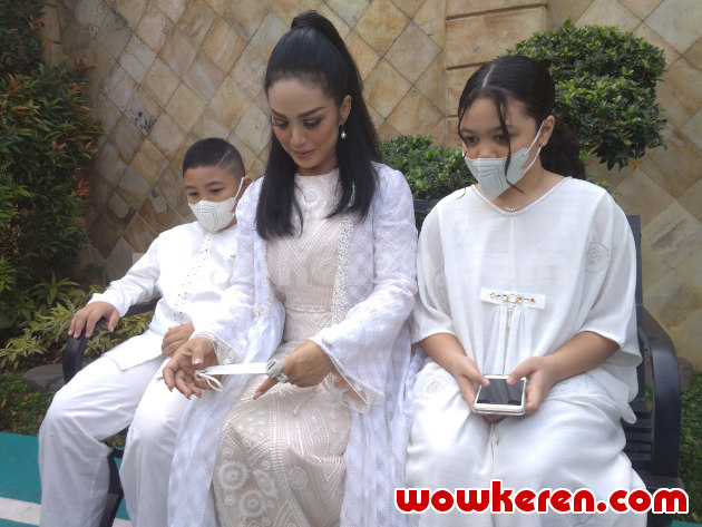 Gambar Foto Krisdayanti rayakan Hari Raya Idul Fitri bersama Amora Lemos dan Kellen Lemos
