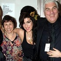 Amy Winehouse bersama ayah ibunya (kanan dan kiri Amy) saat Amy memenangkan 5 Grammy