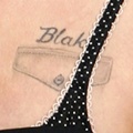 Amy Winehouse merajah (tato) nama 'Blake' di dada kiri