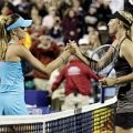 Maria Sharapova dan Daniela Hantuchova bersalaman usai pertandingan