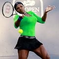 Serena Williams mengembalikan bola ke Anastasia Rodionova (Australia)