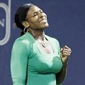 Serena Williams melakukan selebrasi usai mengalahkan Maria Sharapova di perempat final