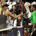 Maria Sharapova dan Serena Williams berjabat tangan usai pertandingan perempat final