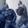 Bane mengambil ancang-ancang untuk memukul Batman