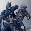Batman berhasil menyarangkan sikunya ke wajah Bane