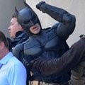 Batman sedang latihan untuk adegan pertarungan dengan Bane