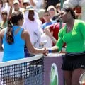 Serena Williams dan Marion Bartoli setelah bertanding di final